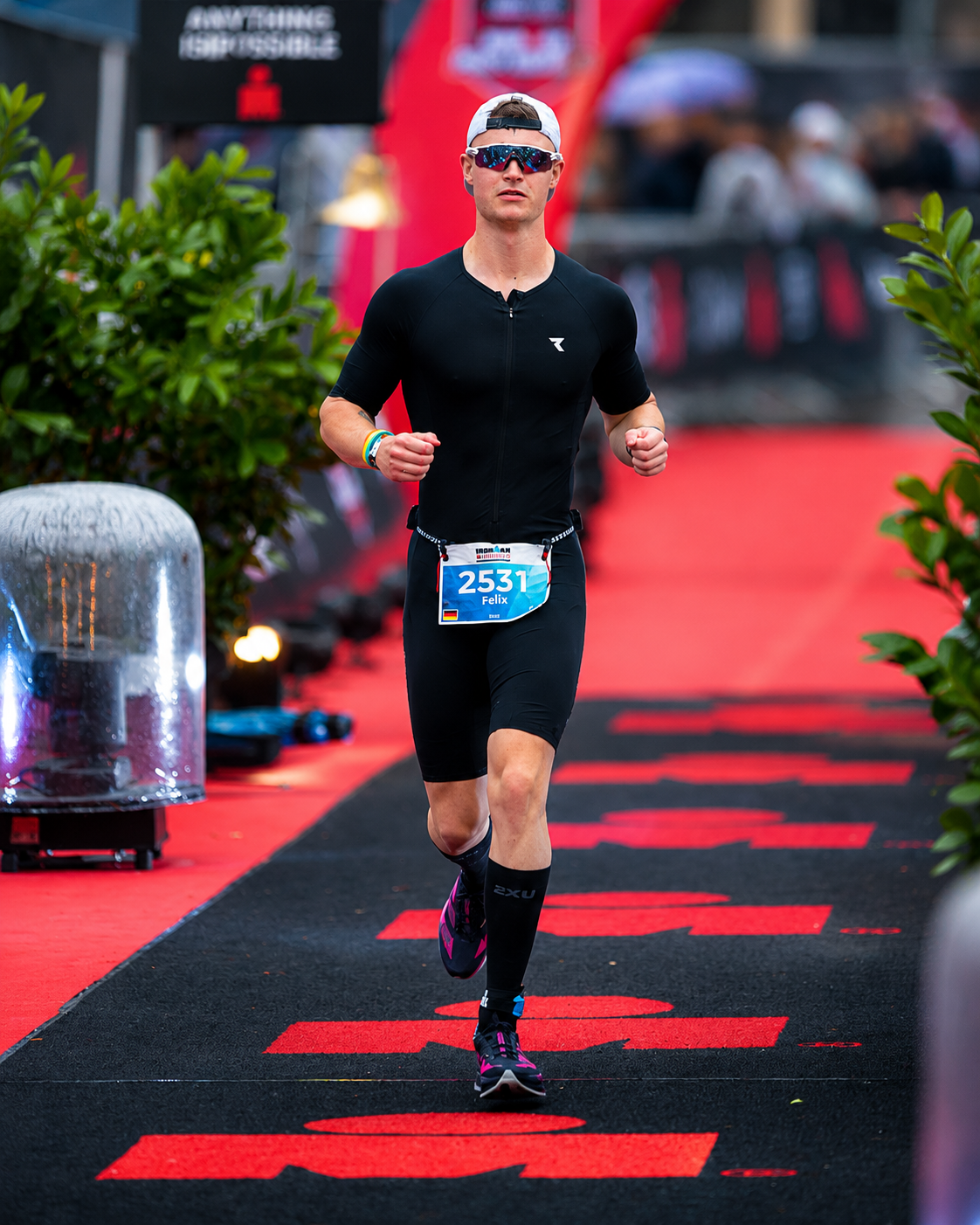 Felix beim Zieleinlauf auf dem Ironman roten Teppich